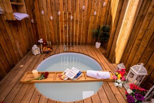 Executive Villa | Deep soaking bathtub