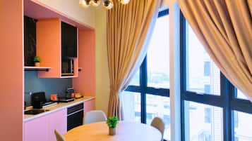 Executive Suite | Soundproofing, iron/ironing board, free WiFi