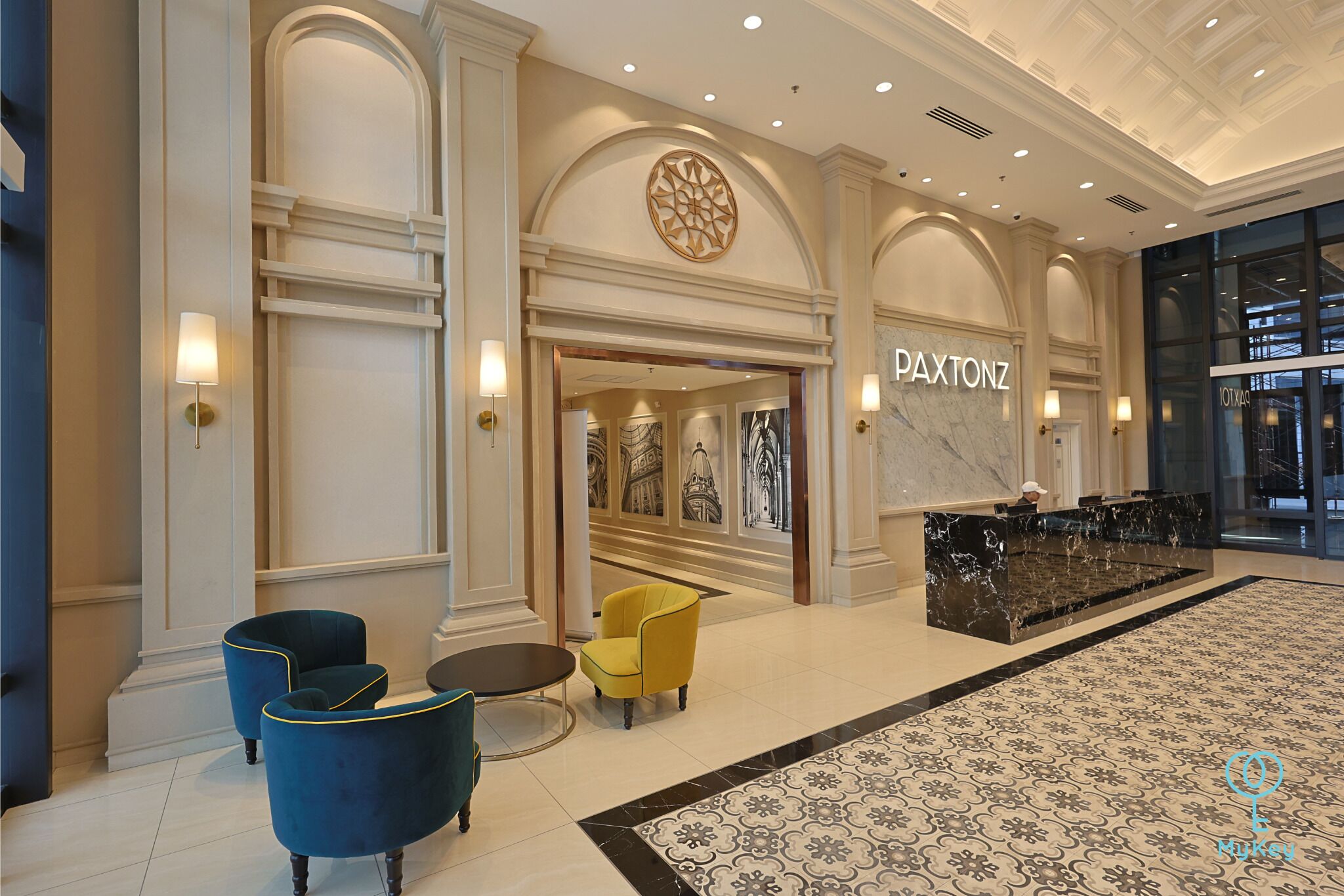 Coin salon dans le hall