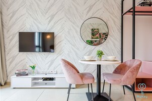 Estúdio design | Quartos à prova de som, ferros/tábuas de passar roupa, Wi-Fi de cortesia
