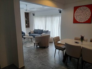 TV - Cozy 3bdr Penthouse Apt @ East Airport (Accra)