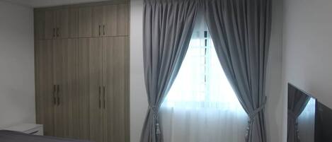 3 bedrooms, iron/ironing board, WiFi, bed sheets