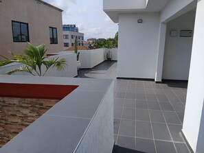 Terrace/patio - Cozy 3bdr Penthouse Apt @ East Airport (Accra)
