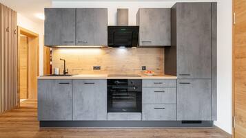 Kühlschrank, Ofen, Herdplatte, Wasserkocher mit Kaffee-/Teezubehör