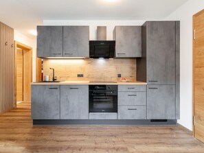 Refrigerador, horno, parrilla de estufa y cafetera y tetera 