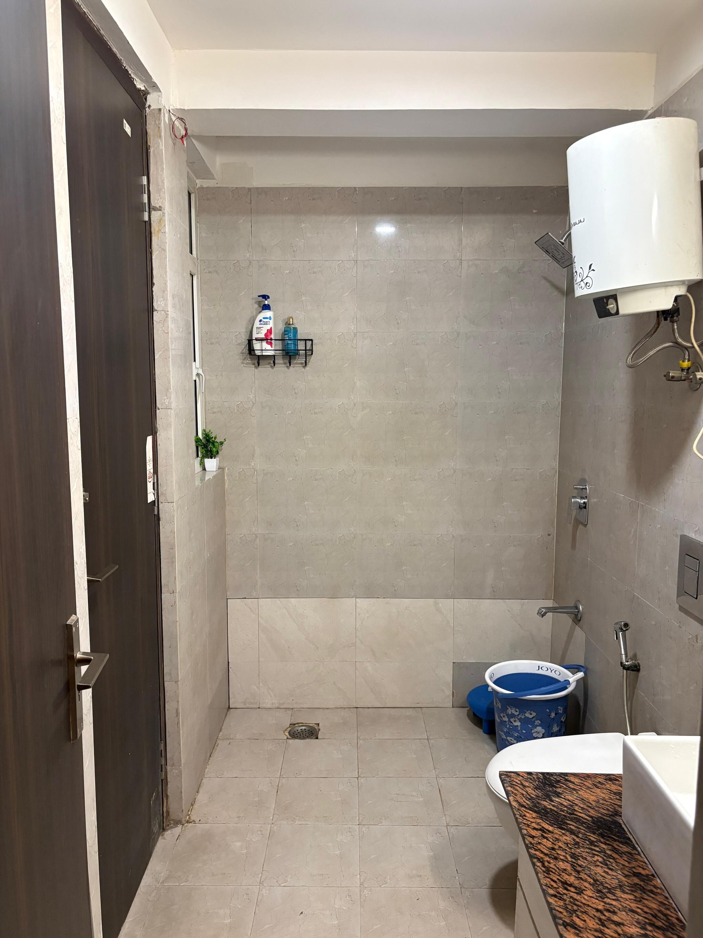 Een douche, handdoeken, zeep, toiletpapier