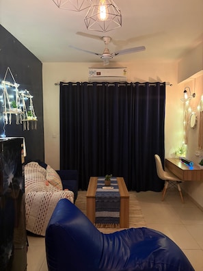 Smart TV - Ivory by Homigo , cozy and comfortable apartment in noida (Noida)