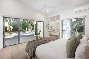 3 bedrooms, iron/ironing board, WiFi, bed sheets - Bundaleer Rainforest Retreat in the Hinterland (Doonan)