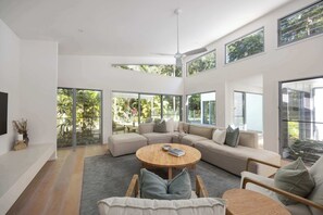 Una televisión, una chimenea