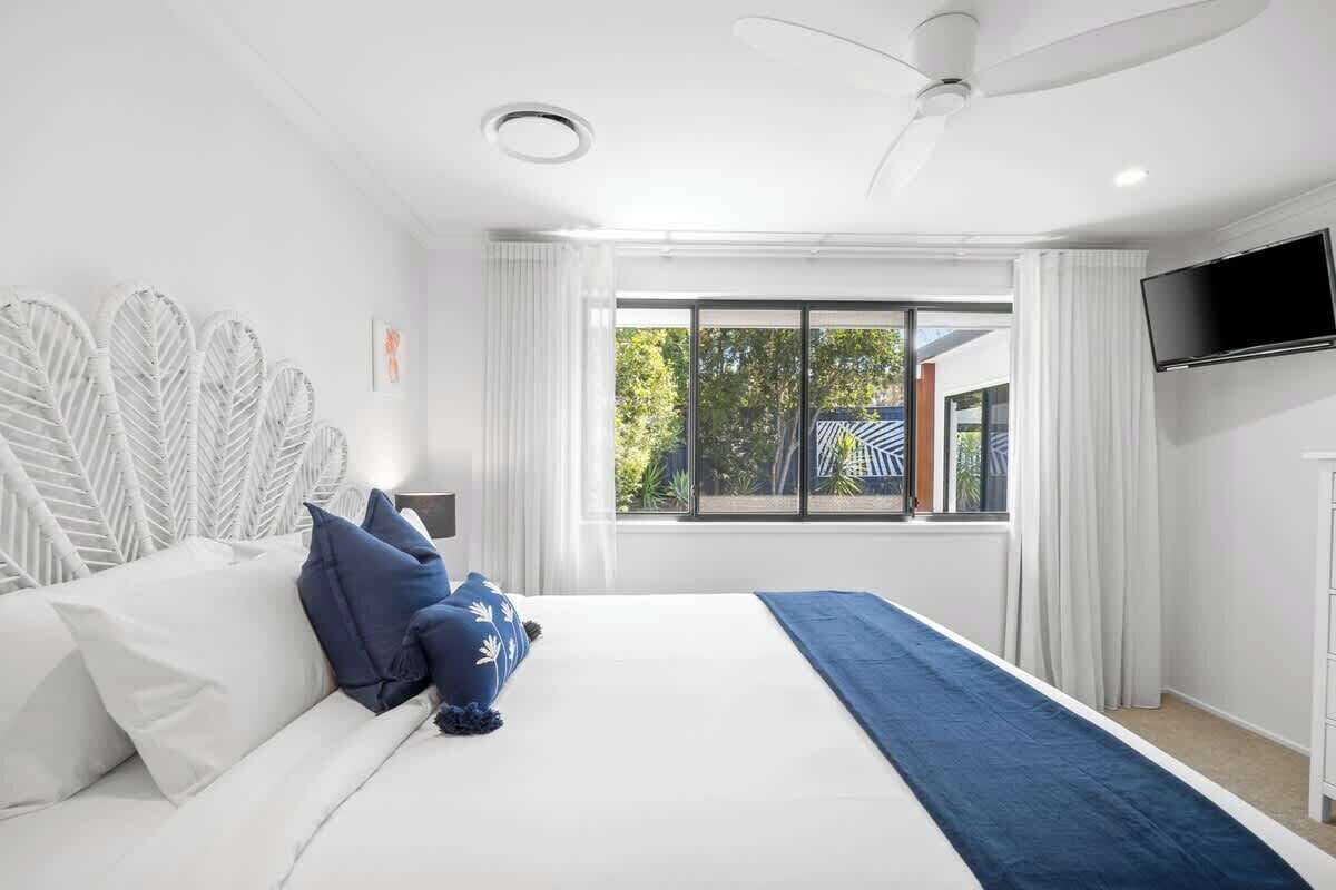 مكتب ومكواة/لوح كي وواي فاي وملاءات أسرّة