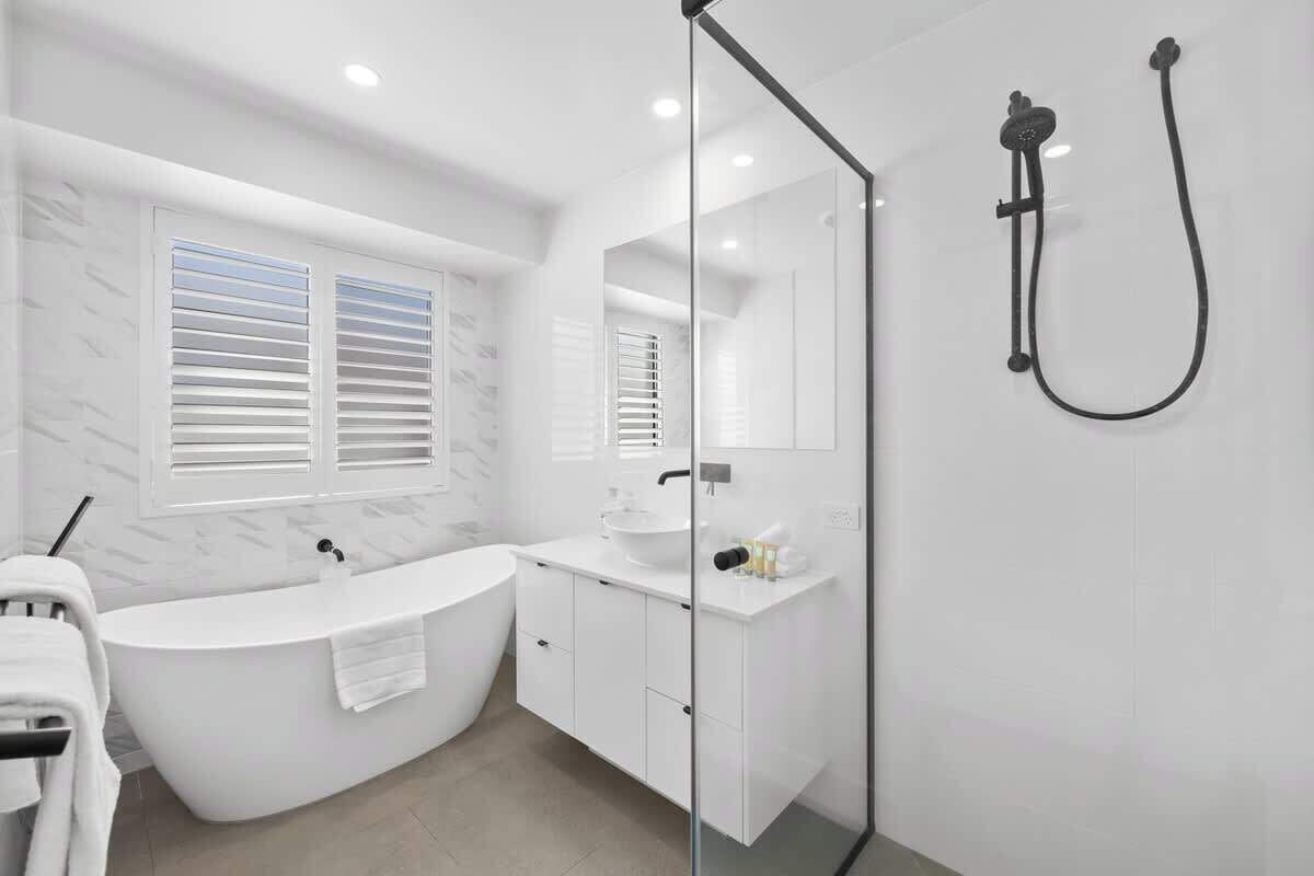 Douche, sèche-cheveux, shampoing