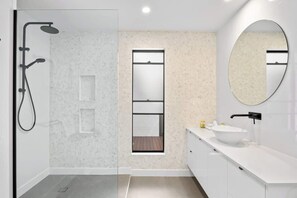 Shower, hair dryer, shampoo - Waves Retreat - Coastal Style Home near Warana Beach (Mooloolaba Region)