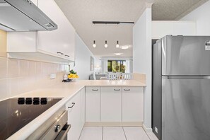 Cafetera y tetera, refrigerador, microondas y horno