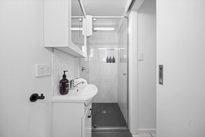 Shower, hair dryer, towels, shampoo - Chambers River Waterfront Retreat (Maroochydore Region)