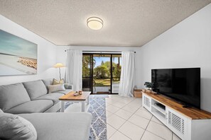 TV - Chambers River Waterfront Retreat (Maroochydore Region)