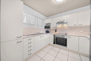 Fridge, microwave, oven, stovetop - Chambers River Waterfront Retreat (Maroochydore Region)