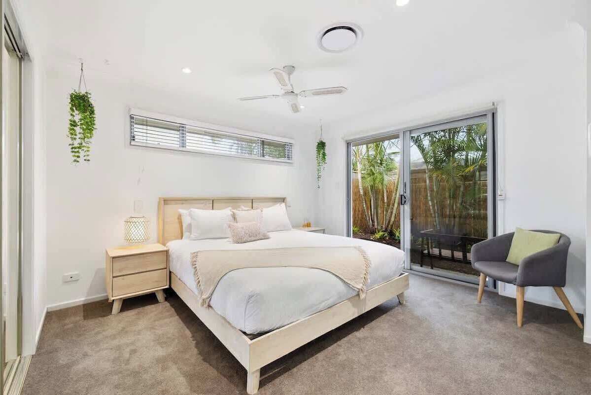 Desk, iron/ironing board, WiFi, bed sheets