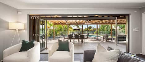 Televisión, chimenea y oficina