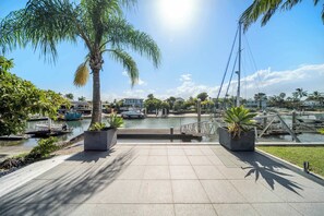 Marina - Luxe Waterfront Home: Pool, Pontoon w Ocean Access (Mooloolaba Region)