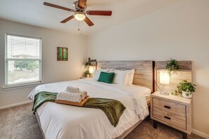 Iron/ironing board, Internet, bed sheets - Suburban San Antonio Stay Near Parks & Hospitals (San Antonio)