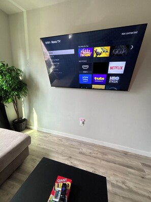 Interior - The Canvas• Modern 4BR Retreat + Rooftop (HOUSTON)