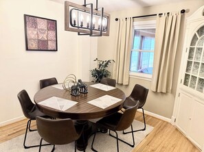 Dining - Irondequoit Bay house: Spacious 3BR/2BA Getaway (Irondequoit)