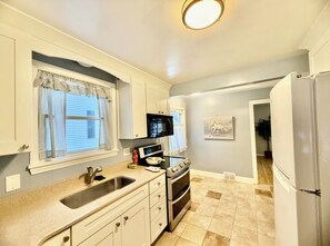 Kylskåp, mikrovågsugn, ugn och vattenkokare