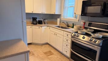 Kühlschrank, Mikrowelle, Ofen, Wasserkocher