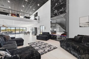 Televisie en een open haard