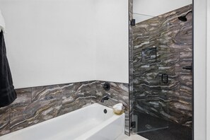 Een douche, een haardroger, handdoeken, zeep
