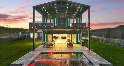 Lakefront resort home. Sleeps 26+! Boat dock, kayaks, pool, hot tub & more!