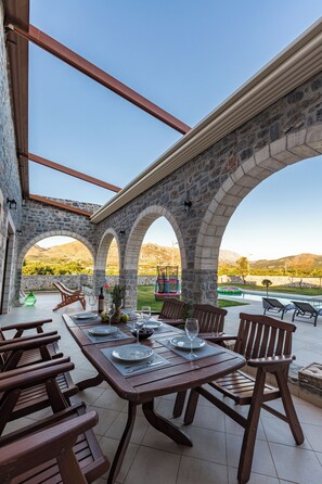 Outdoor dining - Ampelonas Vilana stone vila Nature-inspired retreat! (Koxare)