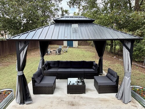 Fun, entertaining home with game room near Fort Sill, restaurants, & shopping.