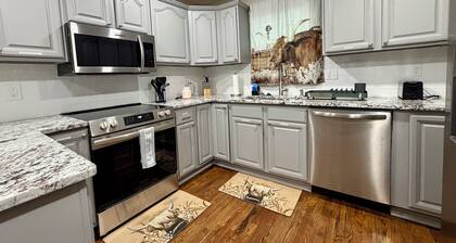 Fun, entertaining home with game room near Fort Sill, restaurants, & shopping.