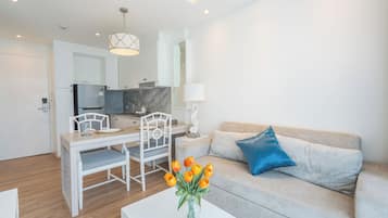 Studio, Balkon, eingeschränkter Meerblick | Wohnbereich