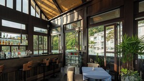 Bar ved bassenget