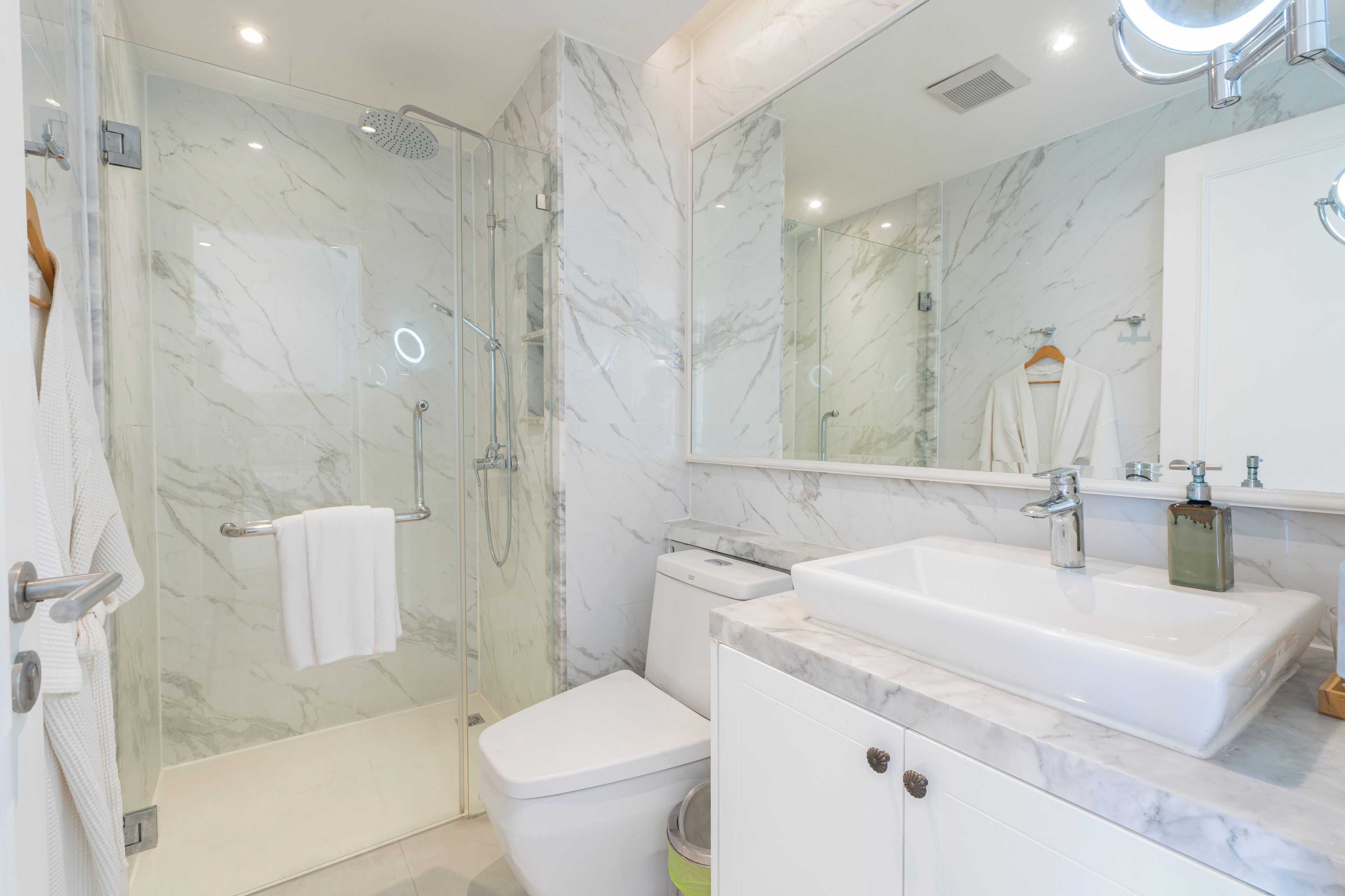 Estudio, balcón, vistas parciales al mar | Baño | Secador de pelo y toallas