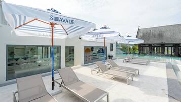 Outdoor pool, pool umbrellas, sun loungers