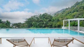 Außenpool, Sonnenschirme, Liegestühle