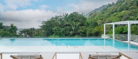 حمّام سباحة خارجي، مظلات على حمّام السباحة، مقاعد للتشمس