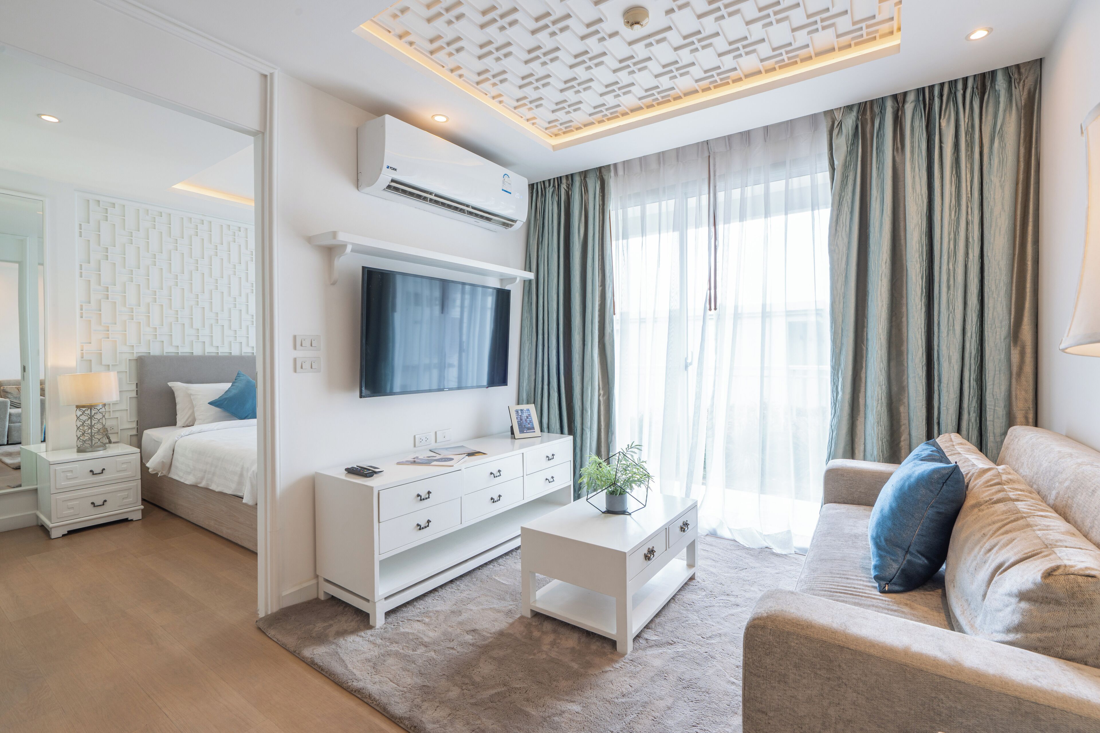 Deluxe-studio | Työpöytä, kannettavalle tietokoneelle sopiva työtila, äänieristys