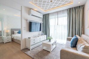 Deluxe Studio | Desk, laptop workspace, soundproofing, free WiFi - Seavale Patong Phuket (Patong)