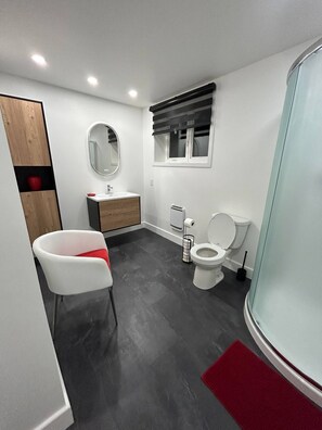Shower, hair dryer, towels - Two-Storey Apartment, 3 Bedrooms, 2 Bathrooms, 2 Living Rooms, Large Parking (Rivière-du-Loup)