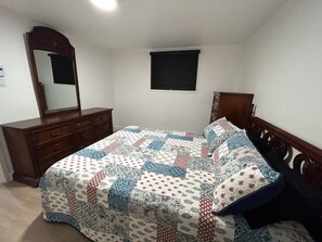 Escritorio, cuna de viaje, wifi gratis y ropa de cama 