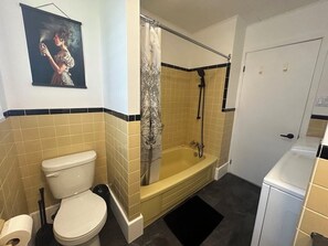 Shower, hair dryer, towels - Two-Storey Apartment, 3 Bedrooms, 2 Bathrooms, 2 Living Rooms, Large Parking (Rivière-du-Loup)