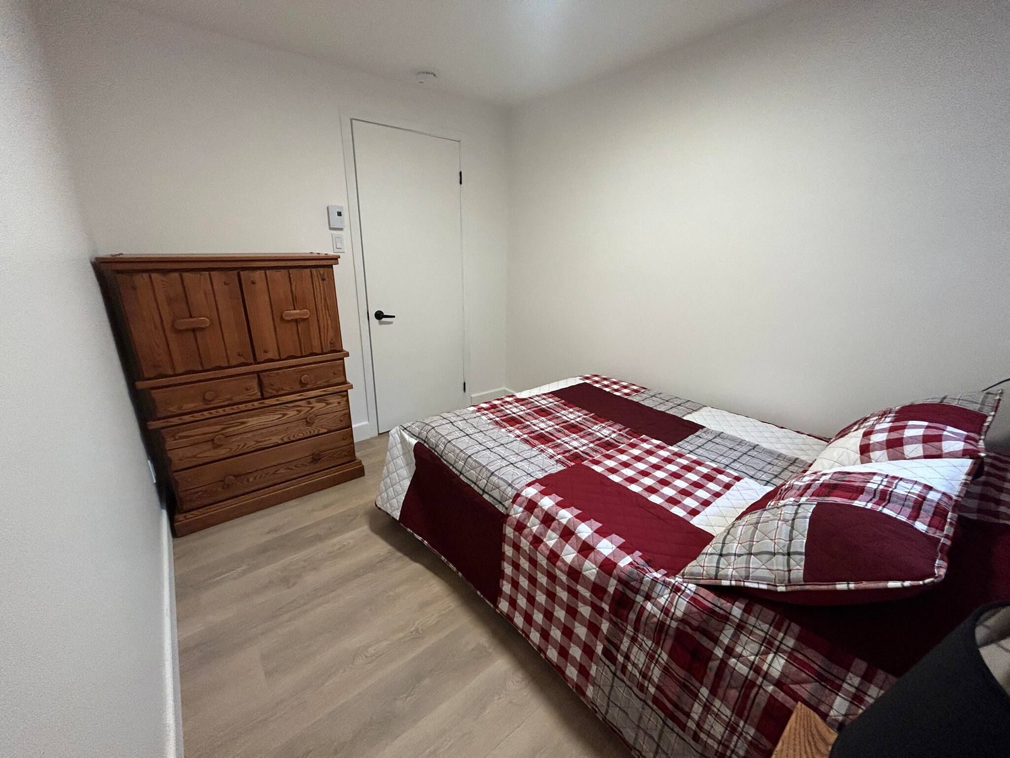 Bureau, lit parapluie, Wi-Fi gratuit, draps fournis