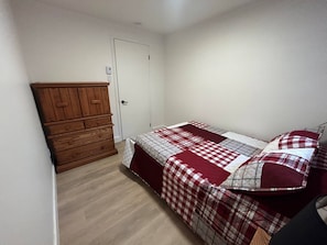 Skrivbord, resesäng, gratis wi-fi och sängkläder