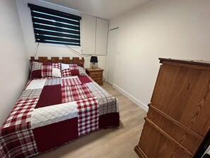 Desk, travel cot, free WiFi, bed sheets