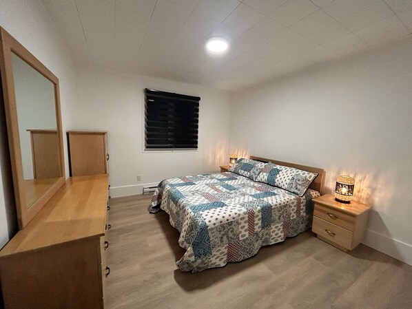 Desk, travel cot, free WiFi, bed sheets