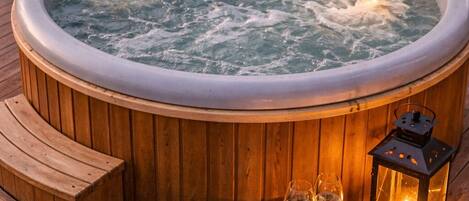 Outdoor spa tub